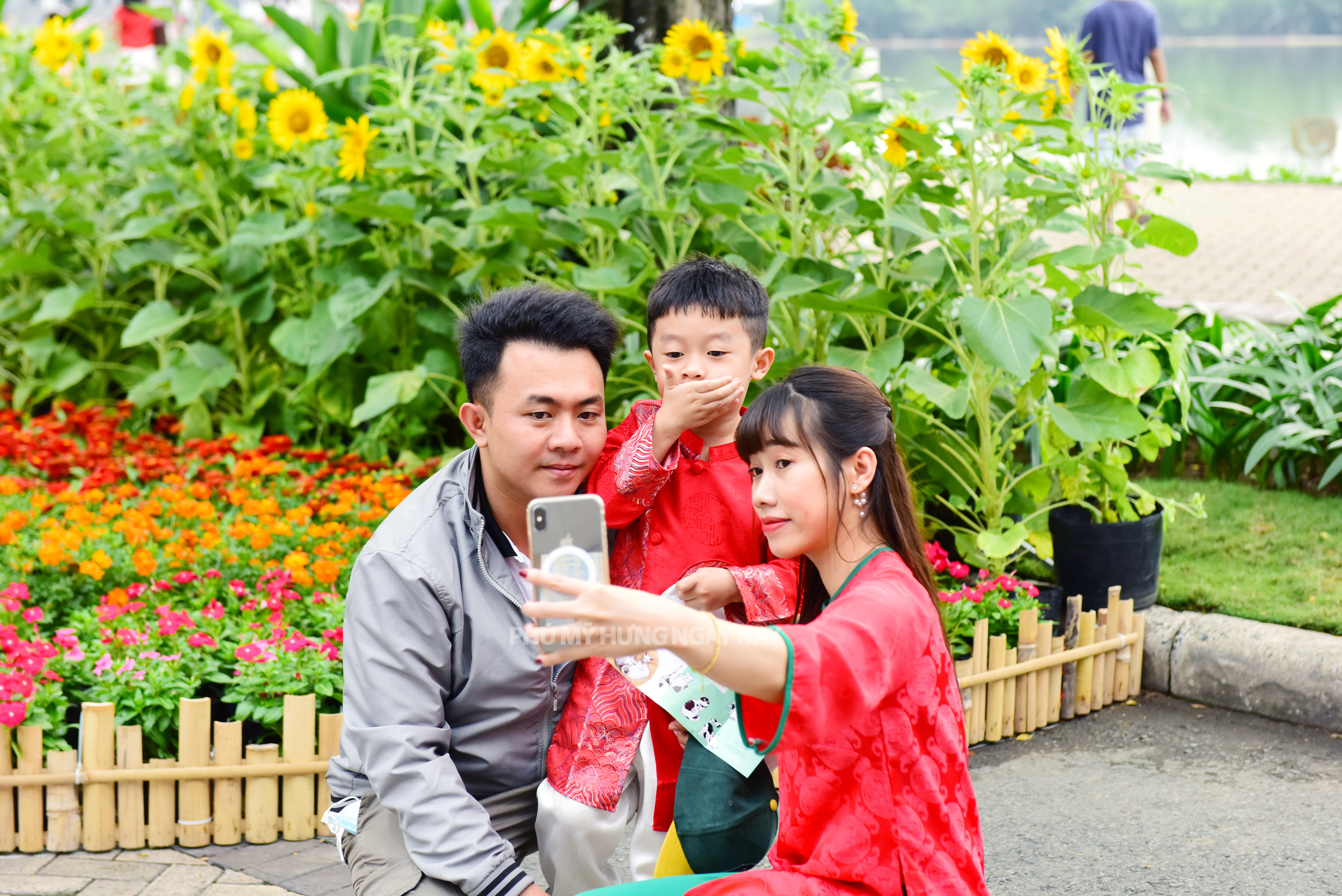 Muôn kiểu “selfie” trên Đường hoa xuân Phú Mỹ Hưng