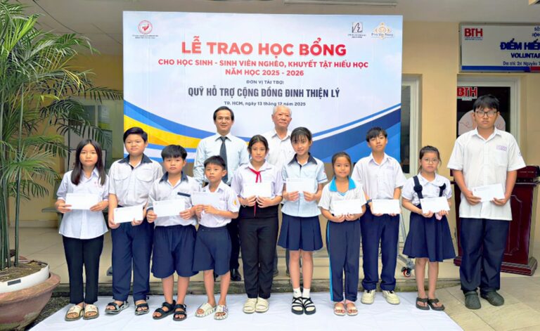 Phu My Hung sponsors scholarships for the Ho Chi Minh City Sponsoring Association for Poor Patients