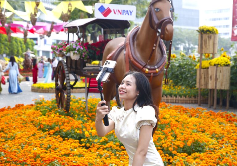 Muôn kiểu tạo dáng của khách du xuân trên Đường hoa Phú Mỹ Hưng 2026