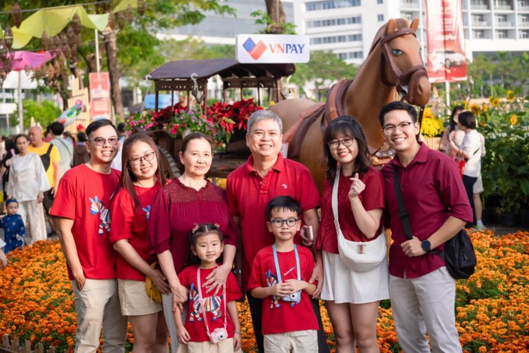 Phu My Hung Flower Street Bustling on Final Day