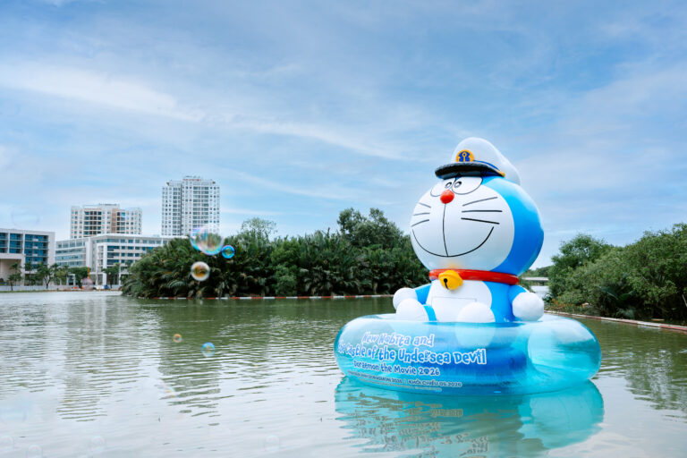 Hồ Bán Nguyệt nhộn nhịp khách “check-in” cùng Doraemon khổng lồ